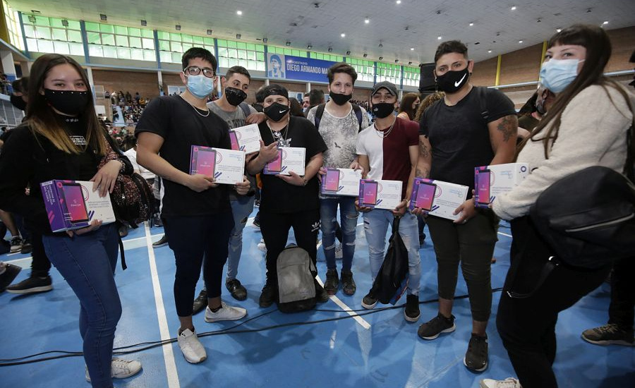 Cascallares entregó tablets a 4 mil estudiantes de escuelas secundarias de Alte Brown