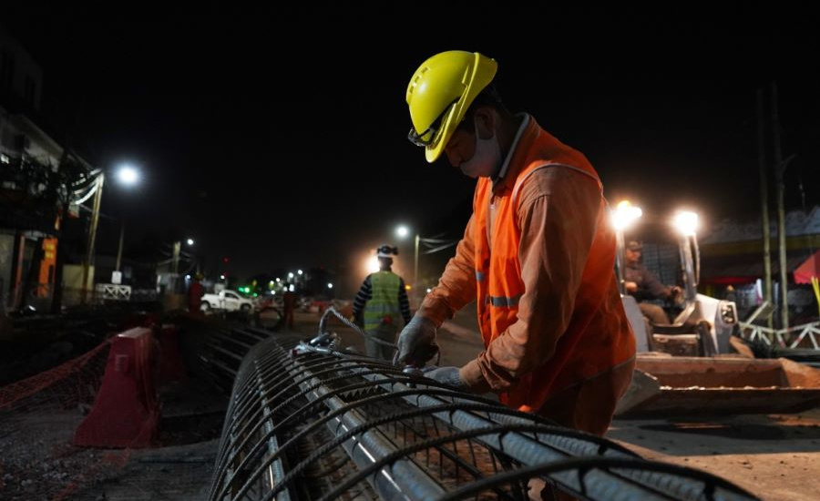 Con trabajos nocturnos completaron la colocación de columnas en el paso bajo nivel en San Martín