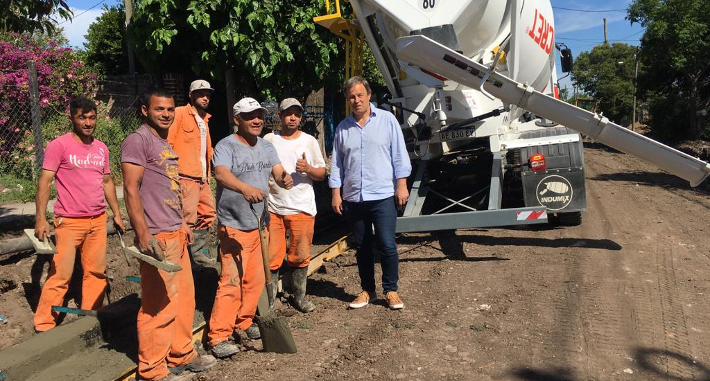 Cascallares recorrió obras de pavimentación en las localidades brownianas
