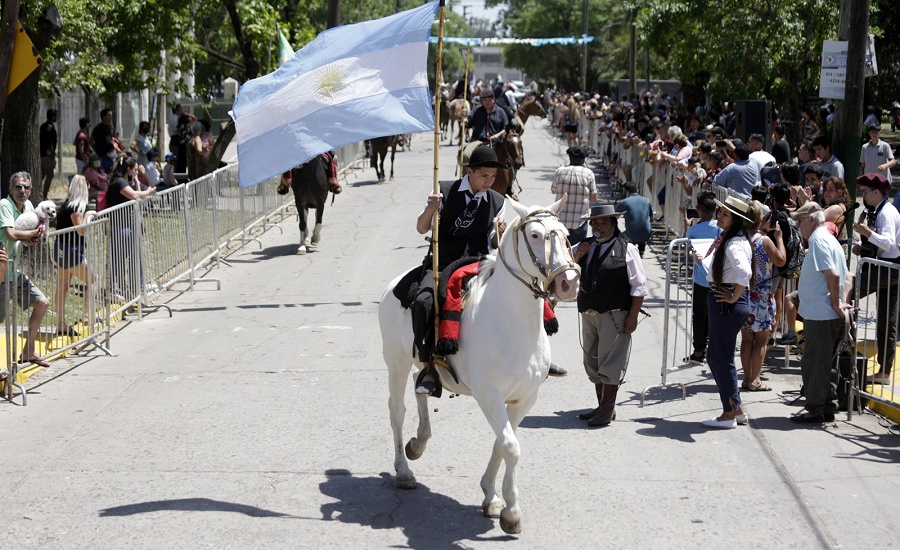 Emotivo homenaje a Rosas y desfile gaucho por el Día de la Tradición y de la Soberanía Nacional