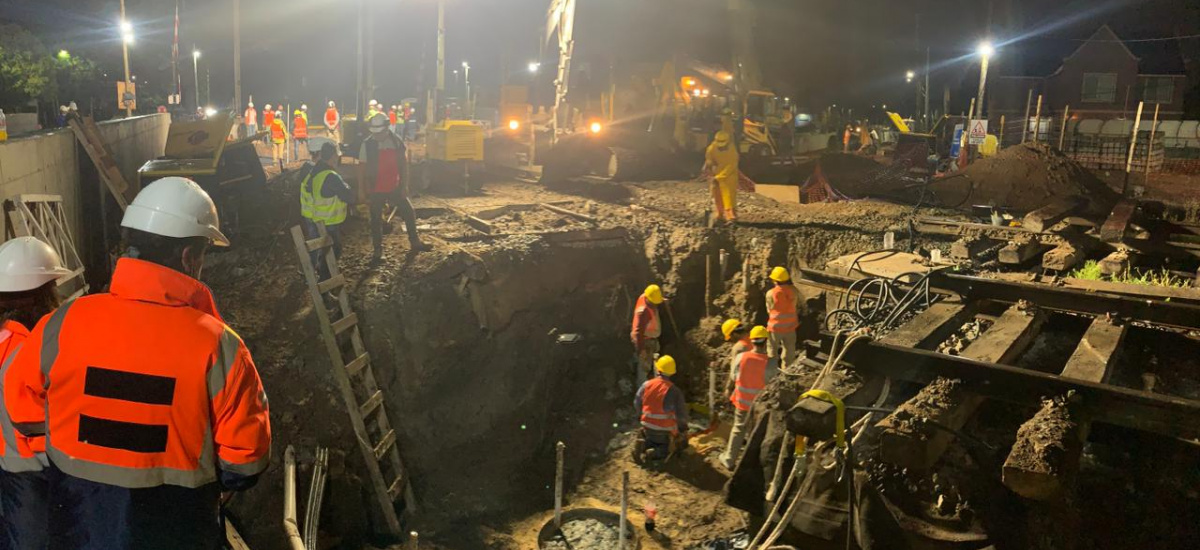 Avanza a todo ritmo la obra del paso bajo nivel San Martín: instalan columnas y puentes