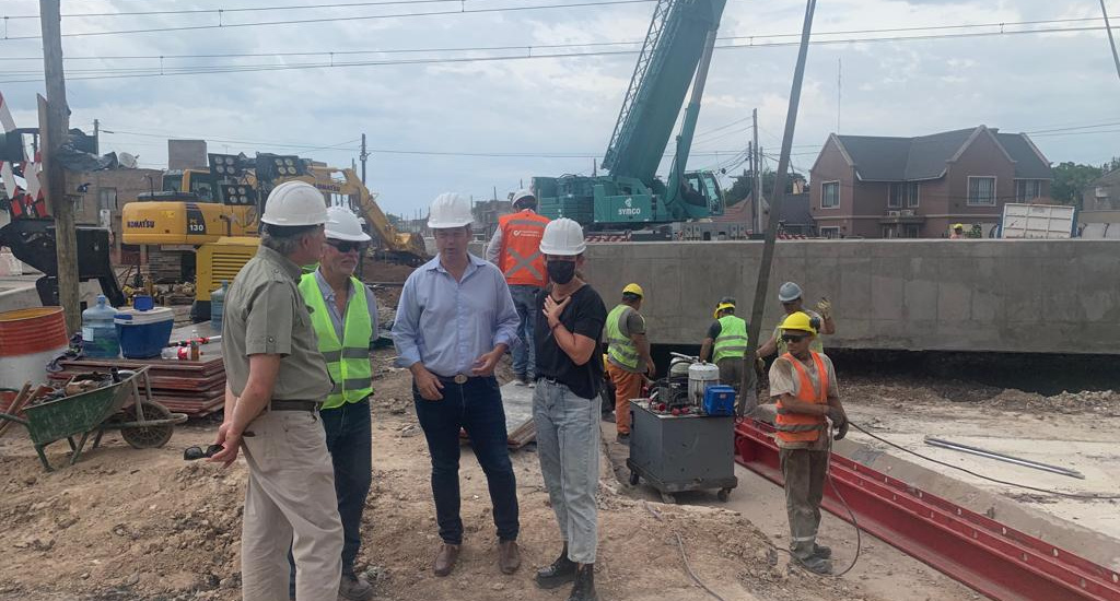 Paso bajo nivel de San Martín: colocaron dos puentes ferroviarios de 200 toneladas y circulan las formaciones