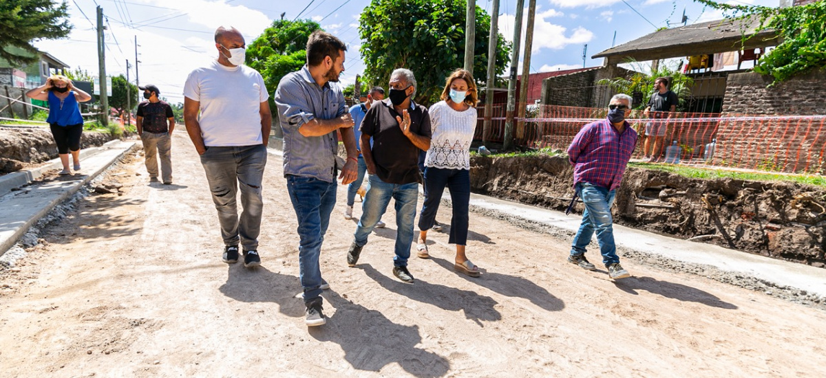Fabiani recorrió la obra de pavimentación en la calle Tripodi de Claypole