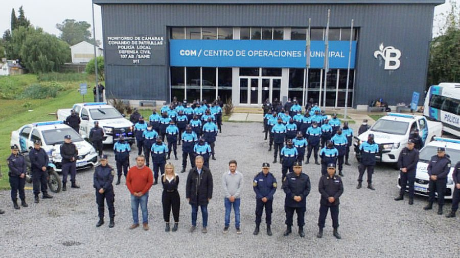 Cascallares y Fabiani presentaron a 60 nuevos policías que desembarcaron en Alte Brown