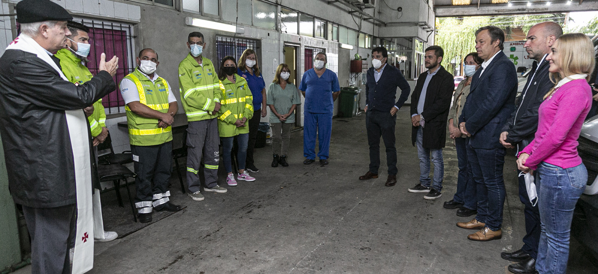 El obispo Jorge Lugones bendijo al equipo del Sistema de Emergencias Médicas 107 AB