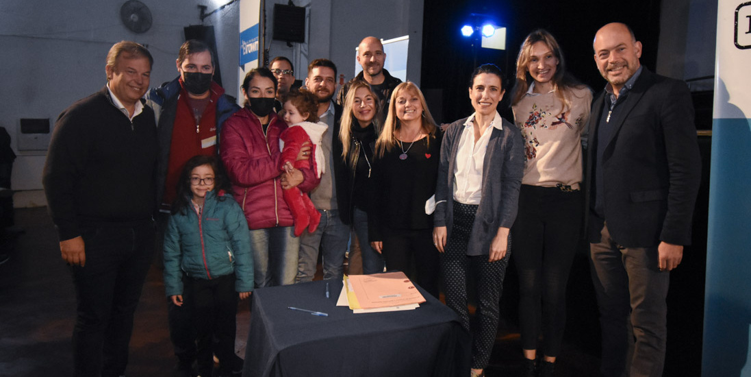Almirante Brown: Provincia y Municipio ya entregaron escrituras a más de 11 mil familias