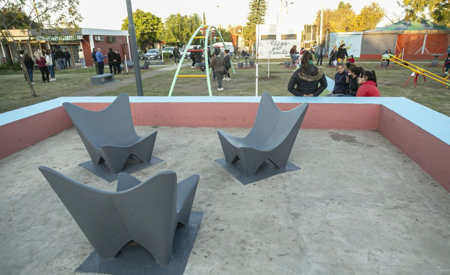 Fabiani recorrió la plaza "La Familia" de Don Orione renovada por el Municipio