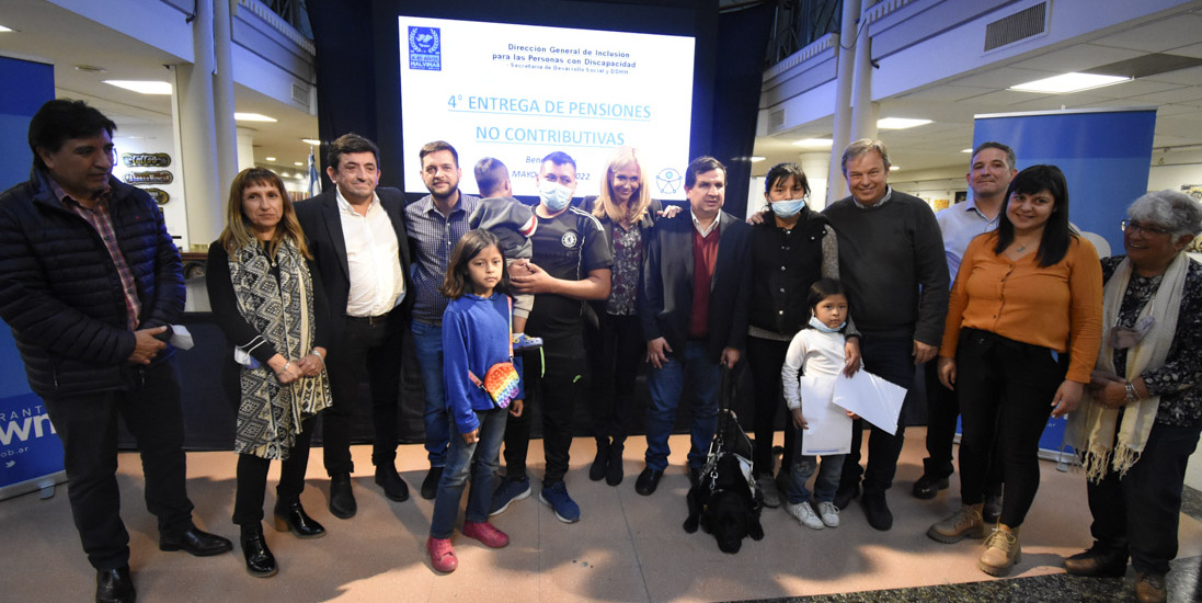 Emotiva entrega de pensiones no contributivas a vecinos con discapacidad