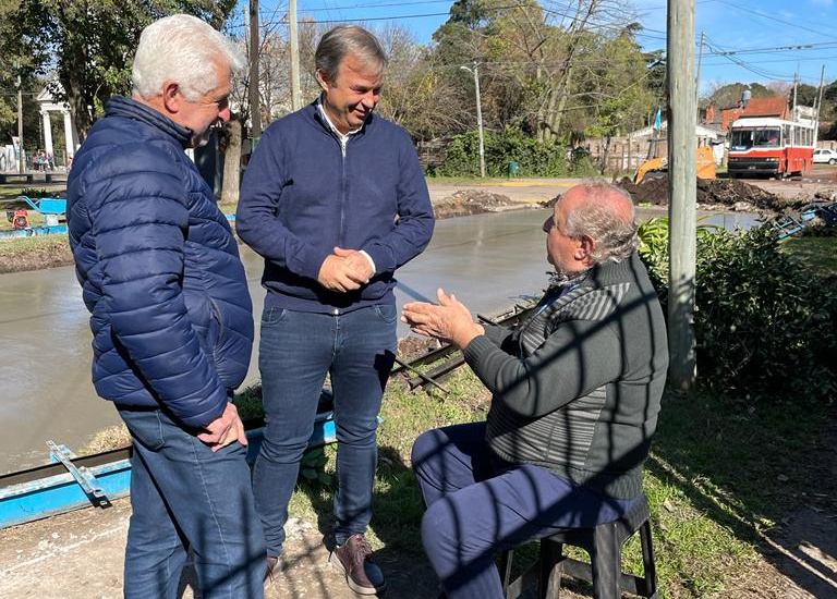 Mariano Cascallares recorrió obras de asfalto y dialogó con vecinos