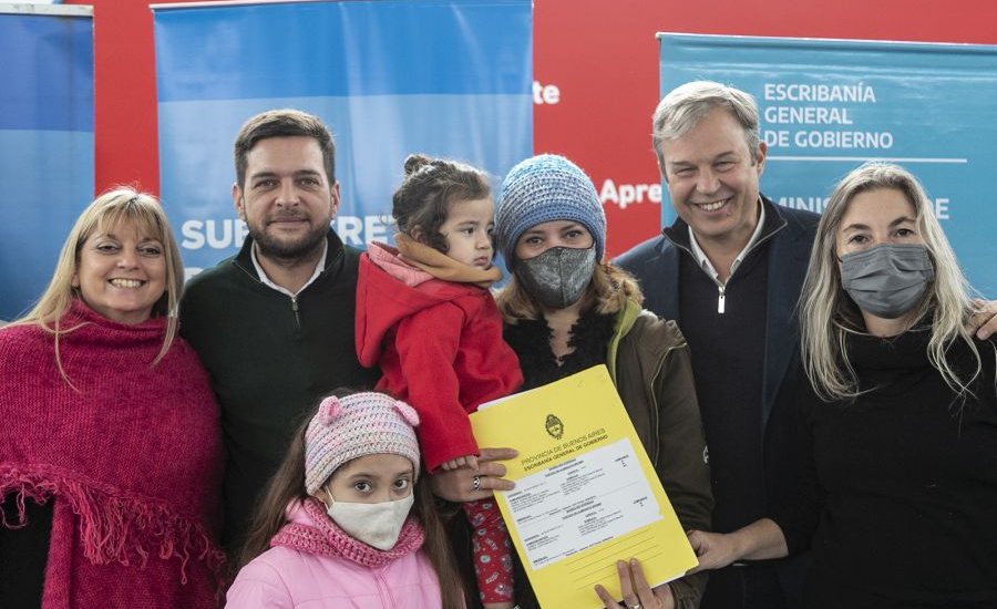 Cascallares y Fabiani junto a 242 familias que acceden a su escritura en Glew