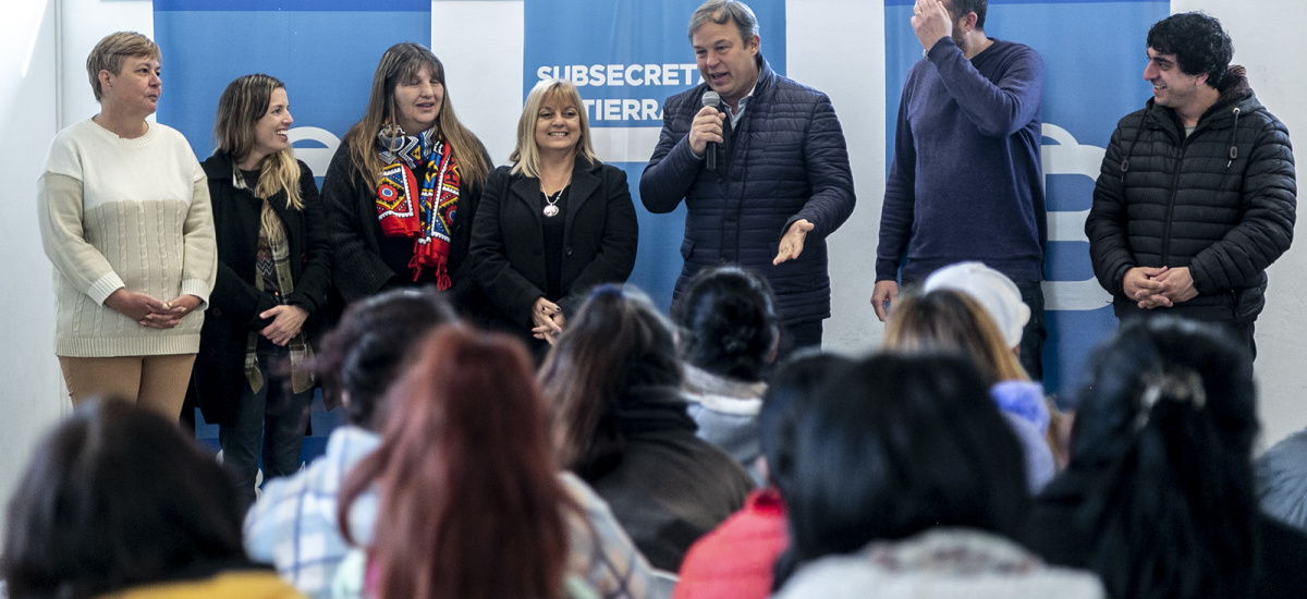 Cascallares entregó asistencia para mejoras habitaciones a vecinos de Don Orione