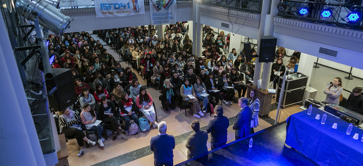 Más de 500 futuros docentes participaron de un Cabildo Abierto de la Educación realizado en Alte Brown
