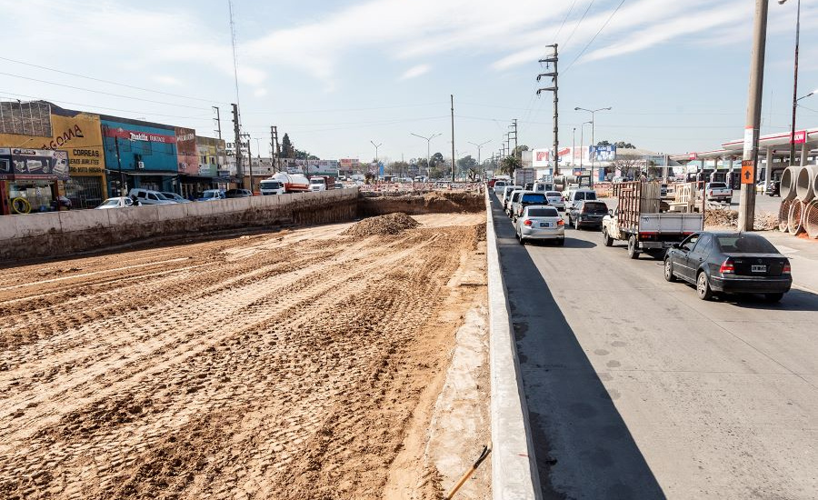 Comenzaron a excavar el paso bajo nivel de Ruta 4 por debajo de la rotonda “Los Pinos”