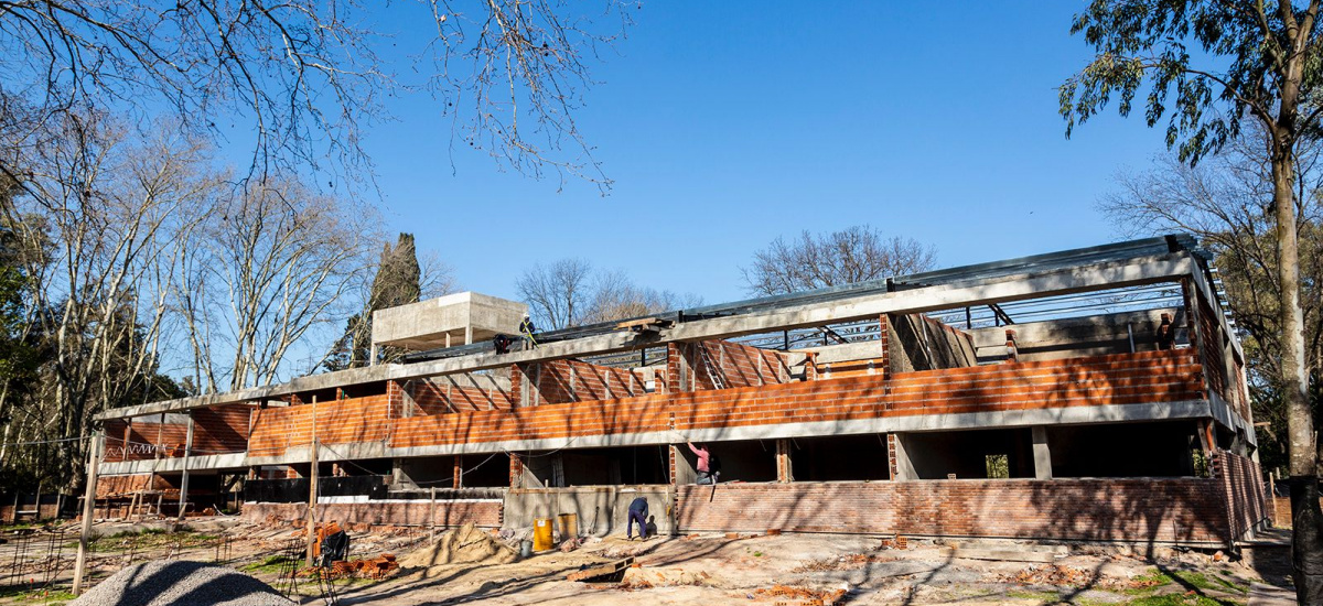 Obra histórica: Instalan el techo del edificio de la Universidad