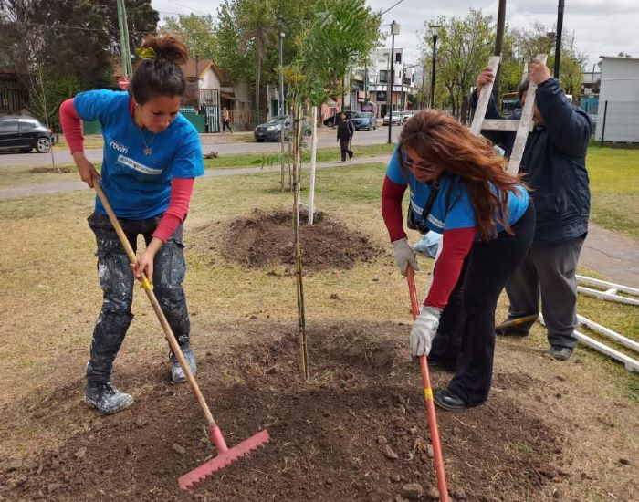 El Municipio de Alte Brown realizó una jornada de forestación en la estación de Longchamps