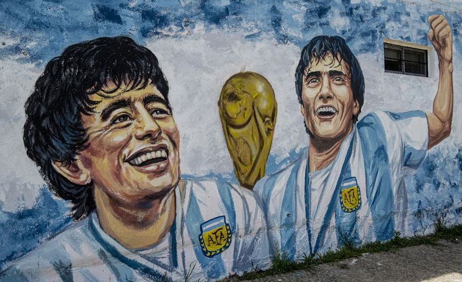 A un mes del Mundial, el Municipio homenajea a Maradona y a Enrique con un mural en Burzaco