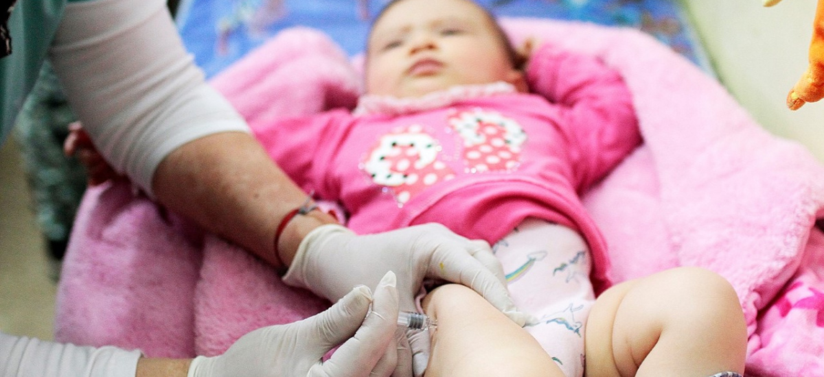 Alte Brown profundiza la campaña de vacunación infantil en todos los CAPS