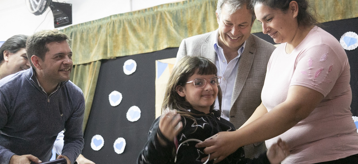 Cascallares y Fabiani encabezaron nueva entrega de anteojos a alumnos de Burzaco