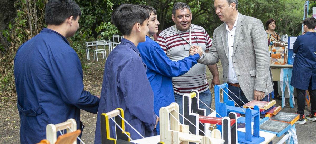Cascallares entregó tablets y recorrió las obras de ampliación en la Escuela Técnica N° 5 de Calzada