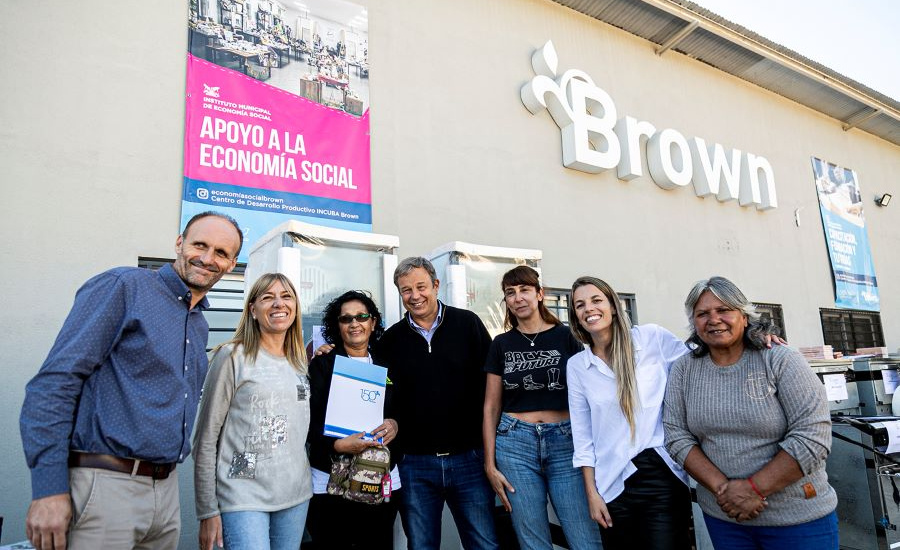 Cascallares entregó maquinarias a emprendedores y emprendedoras de Alte Brown