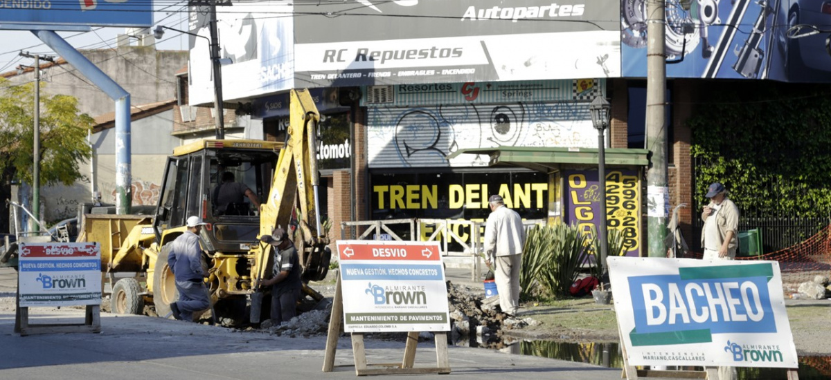 El municipio de Alte. Brown multiplica las obras de bacheo en las localidades