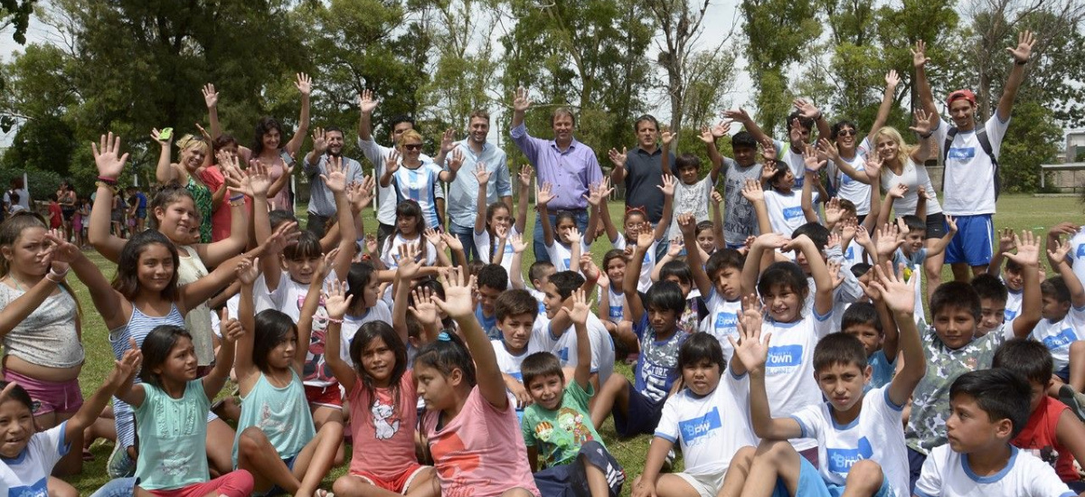 Cascallares junto a los niños de la colonia municipal