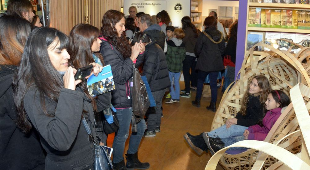 Una multitud visitó la II feria federal del libro de Brown