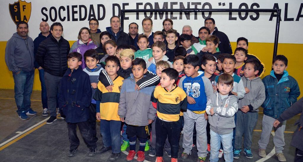 Cascallares junto a la comunidad de la sociedad de fomento "Los Álamos" de Longchamps