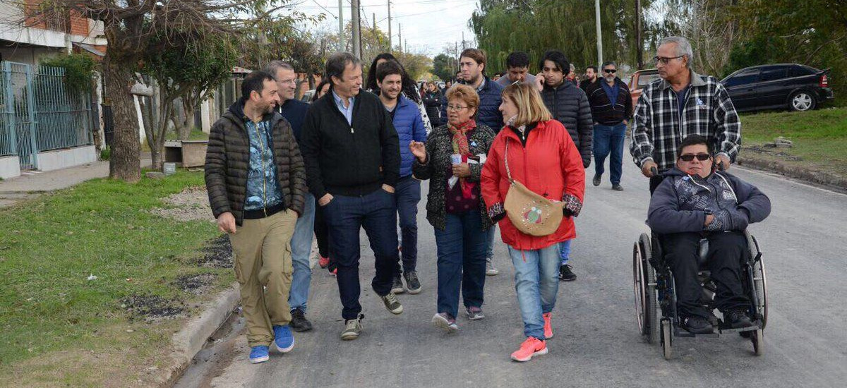 Cascallares recorrió obras de pavimento y dialogó con vecinos en Calzada