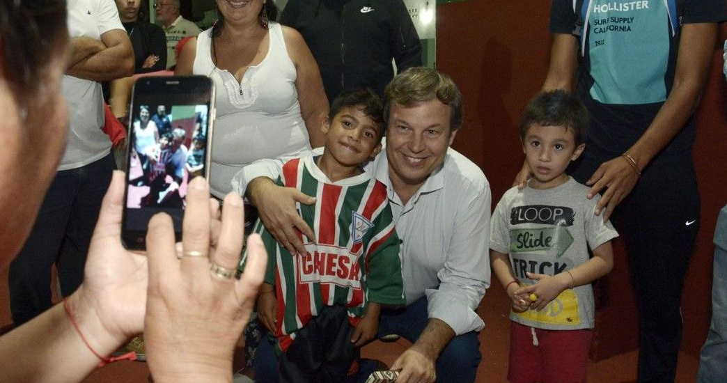 Cascallares visitó un club de barrio de Longchamps